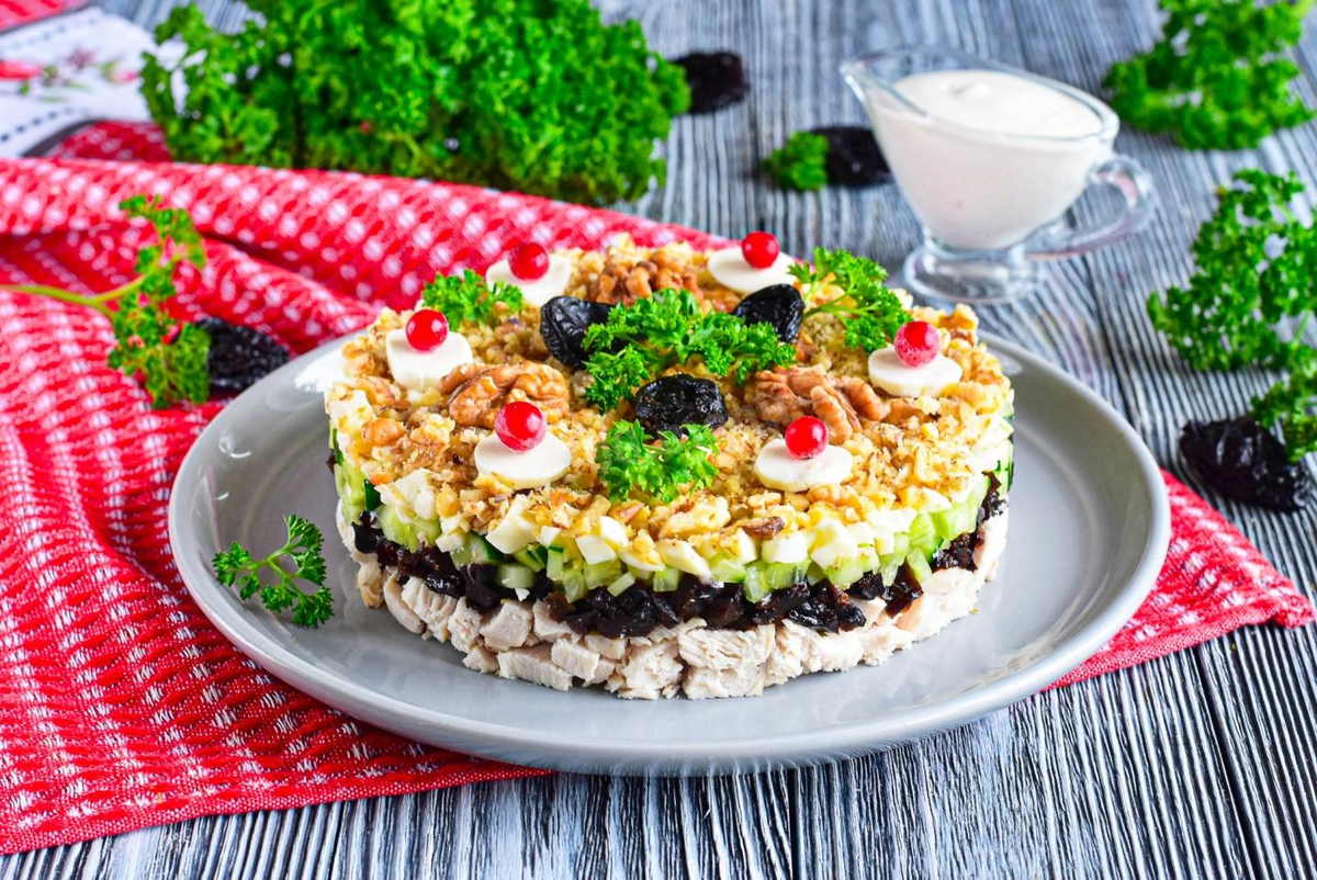 Салат с черносливом и орехами